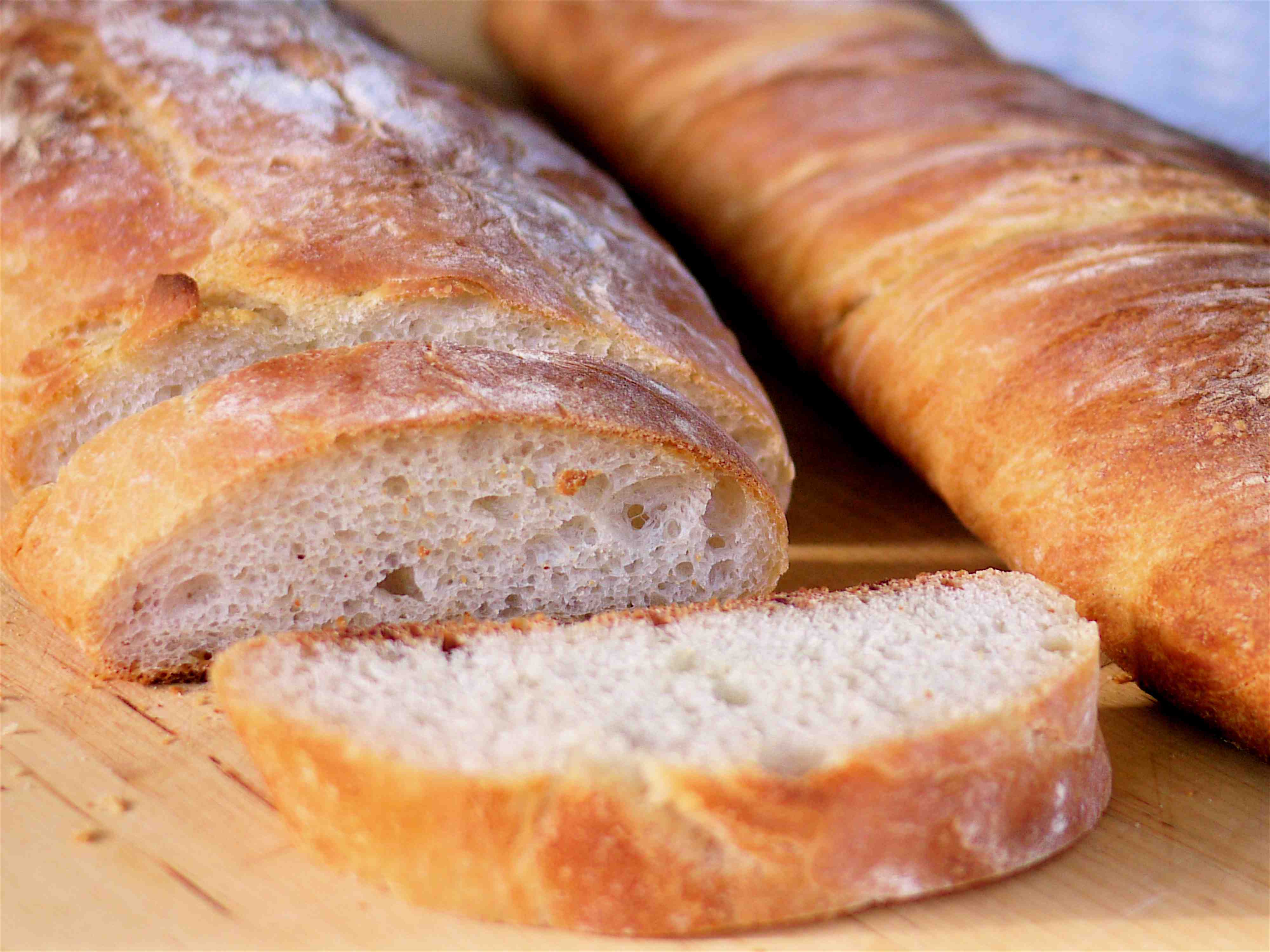Хлеб в духовке. Выпечка хлеба в духовке. Бабушкин хлеб в духовке. Азербайджанский хлеб в духовке. Хлеб с колбасой в духовке